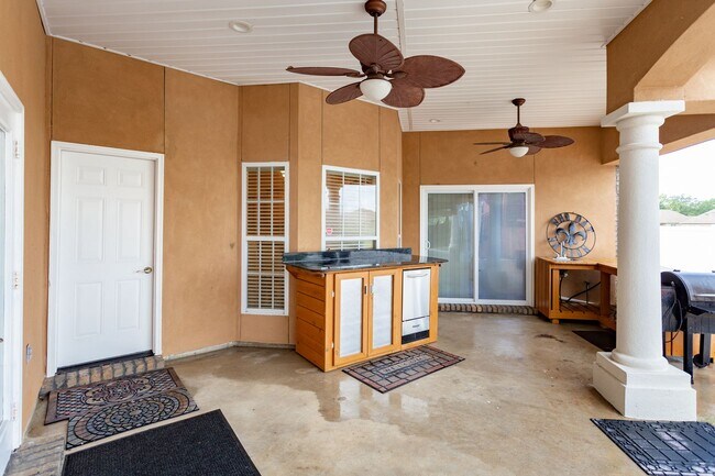 Building Photo - 3 Bedroom House in Addis with Pool, Gazebo...