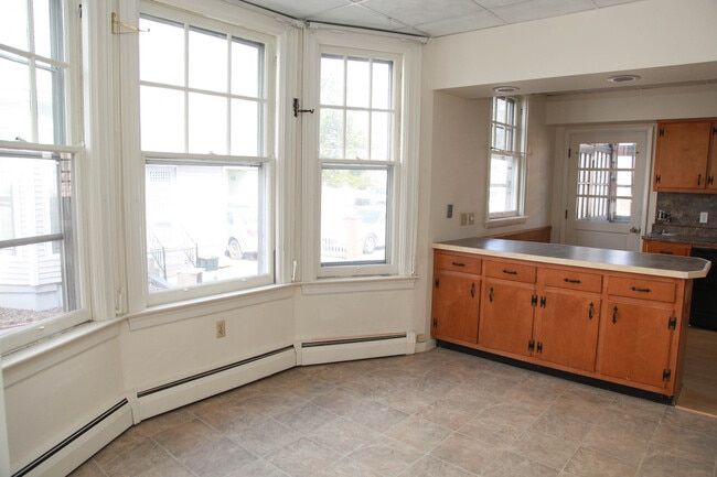 Building Photo - Large 3 Bedroom + Bonus Room with Laundry ...