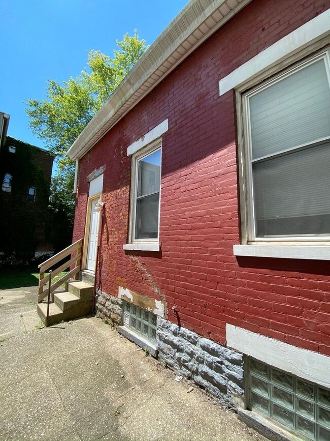 Building Photo - 319 Warner St