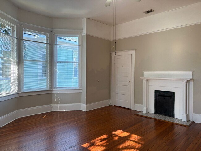 Building Photo - Beautiful Downtown Apartment