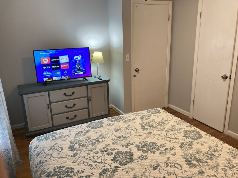 Master bedroom - 3132 Oak Cir