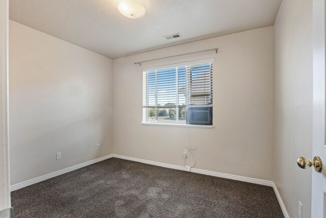 Building Photo - 2 Bed 1 Bath Upper Condo in Rexburg - with Optix internet and washer and dryer included!