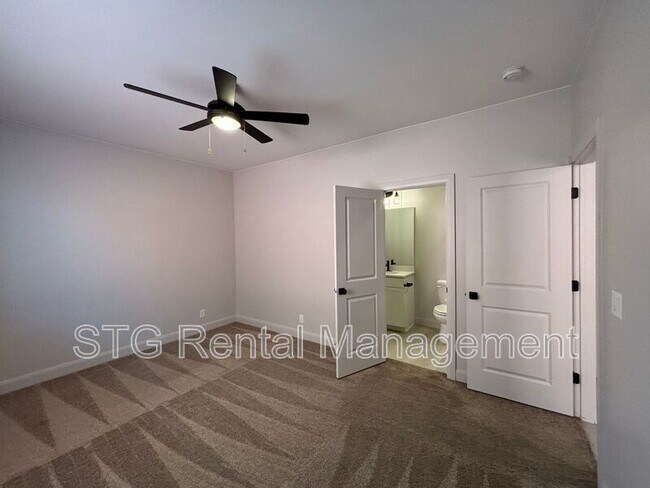 Building Photo - 840 Twin Lakes Dr