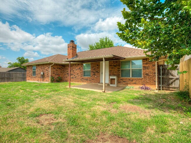 Building Photo - Updated 4-Bedroom Home with Spacious Layou...