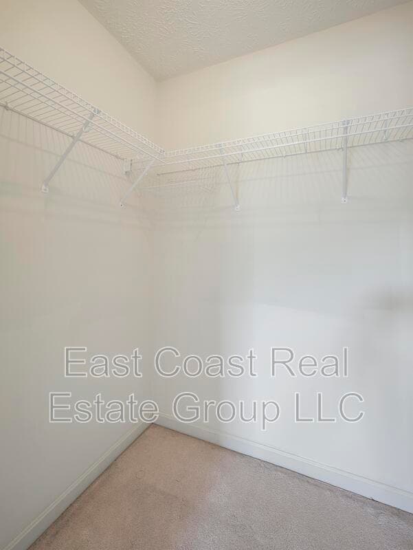 Building Photo - 4910 Edgeware Terrace