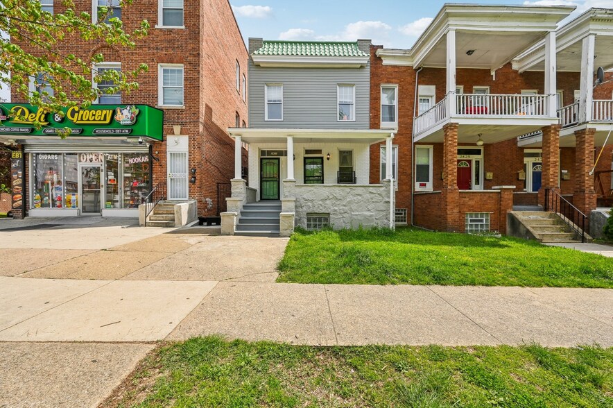 Charming gray duplex conveniently located. - 2431 Linden Ave