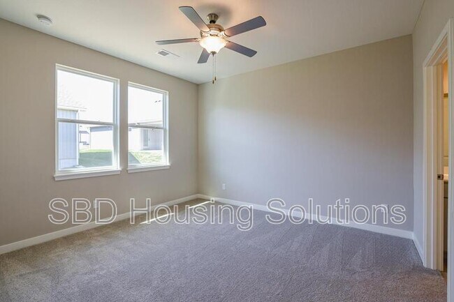 Building Photo - 27313 E Oak View Dr