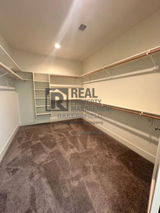 Building Photo - 823 Brookline Ln