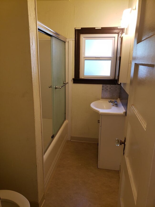 Building Photo - ROOMMATE ADDITION (1) -PLEASE CONTACT ISAB...