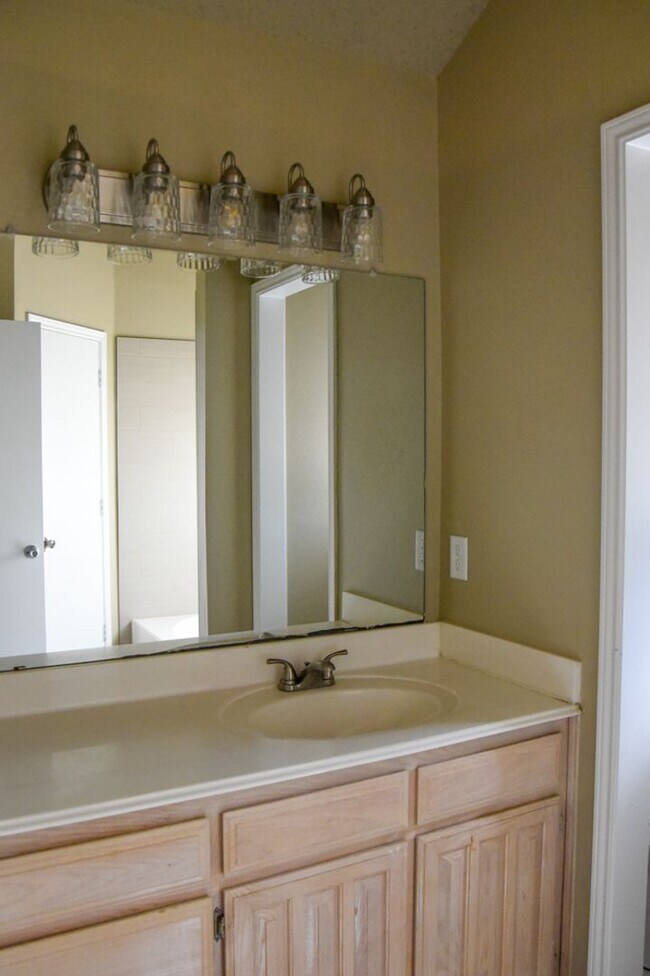 Building Photo - Great 3 Bedroom 2 Bath Roanoke