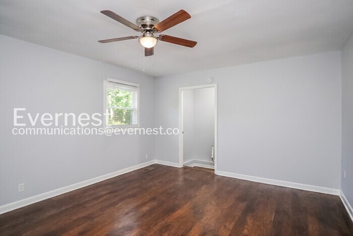 Building Photo - 4201 NW Kenwood Dr