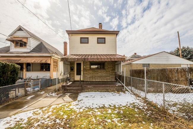 Building Photo - Stunning 3 bedroom home in McKees Rocks available May 1!