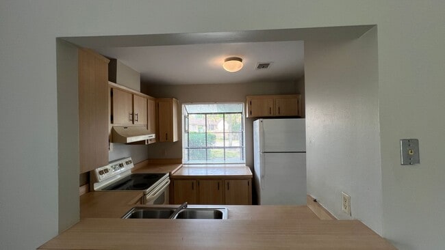 Building Photo - 112 Dahlia Village Cir