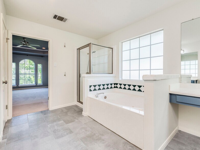 Building Photo - 6911 Gentle Oak Dr