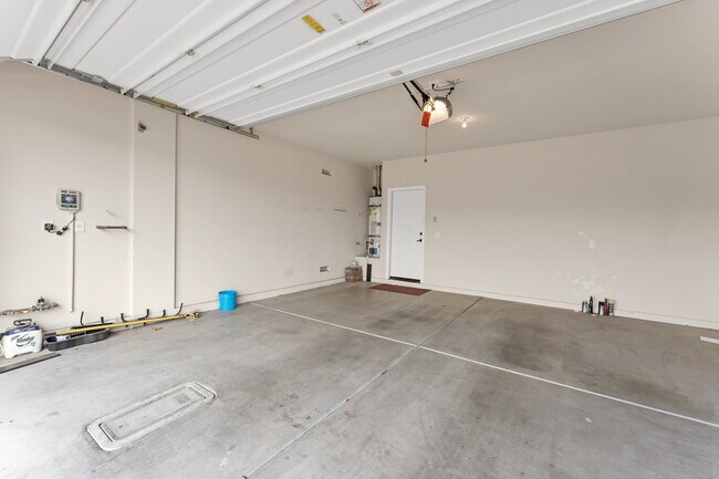 Building Photo - "Charming 3-Bed Oasis with 2 Baths in Henderson – 1716 Sq Ft of Comfort!"