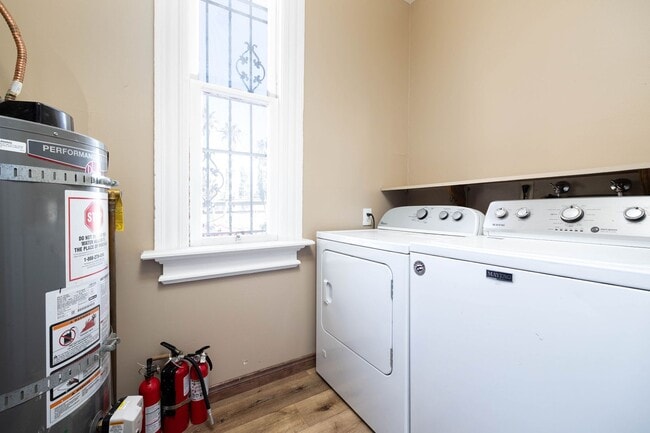 Building Photo - Beautiful 2bed/2bath Victorian style home with extra room for an office and bonus attic room!