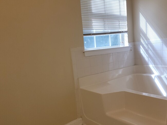 Building Photo - Great In-Law Suite Property - Master on Up...