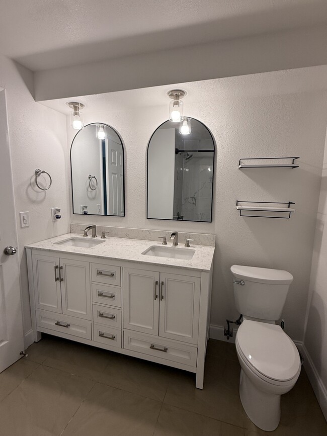 Building Photo - 1481 Barry St