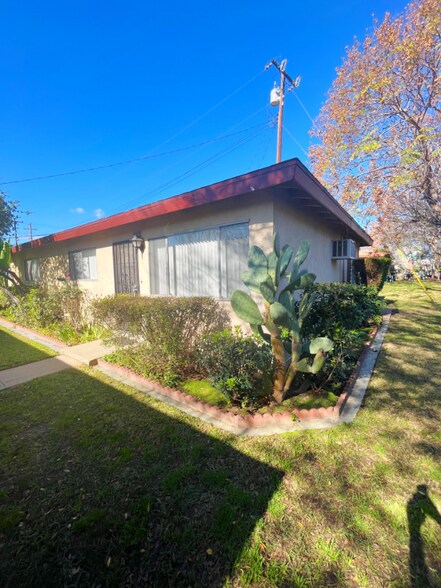 Building Photo - 835 S Oaks Ave