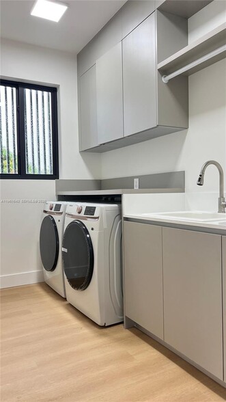 Building Photo - 1700 NE 18th St