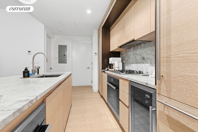 Building Photo - 215 W 28th St