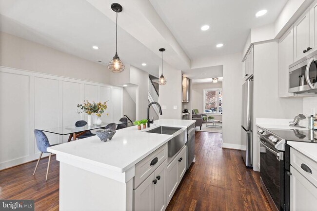 Building Photo - 705 Kentucky Ave SE