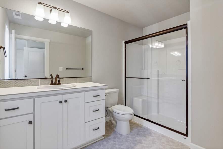 Bathroom (Master) - 2057 Audubon Ave SE