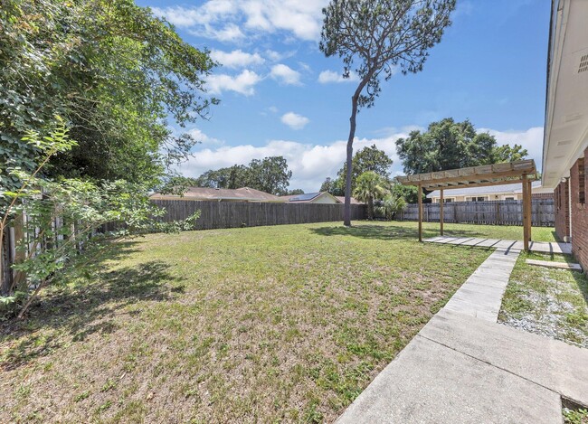 Building Photo - 702 Mayflower Ave