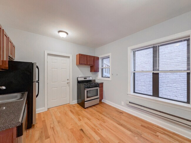 Building Photo - 3725 N Pine Grv