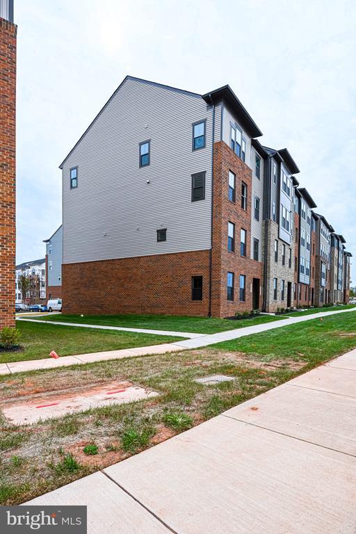 Building Photo - 14055 Sunrise Valley Dr