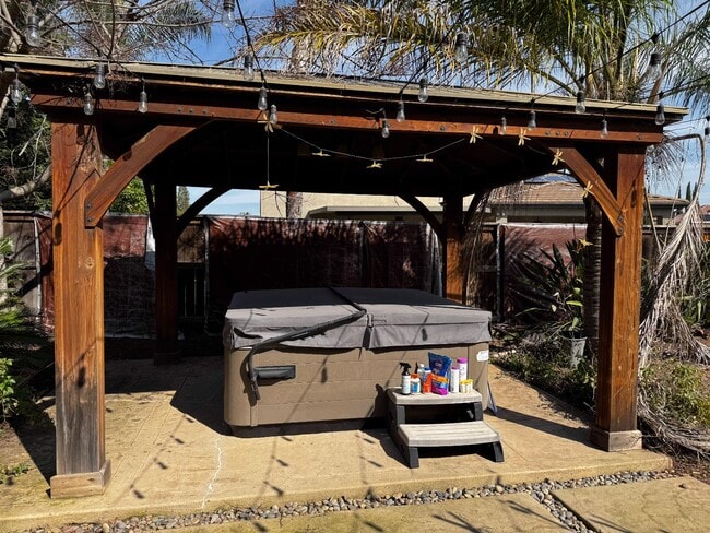 Building Photo - 3257 Lester Ave