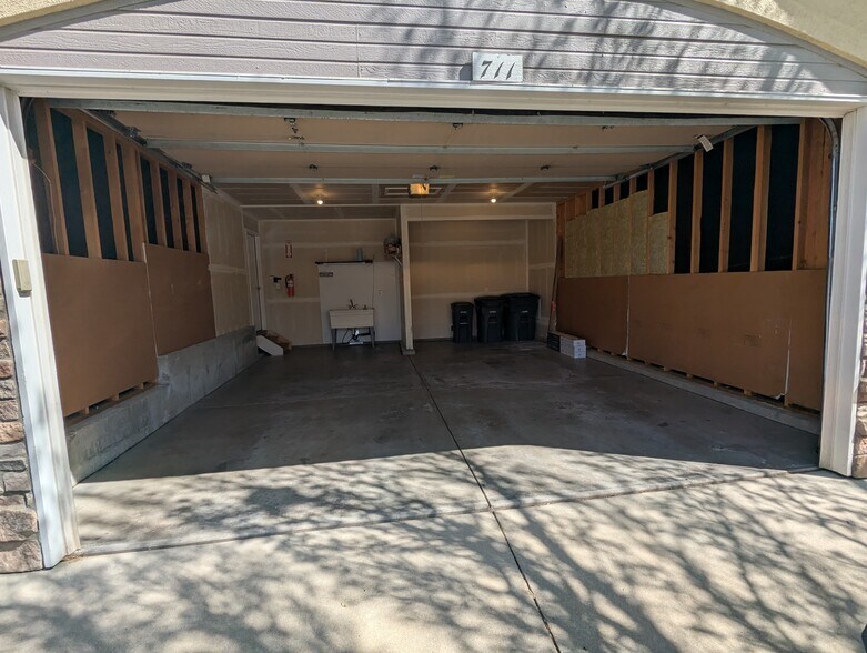 Two car garage - 711 Gateway Cir