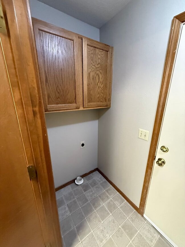 Building Photo - 2 bed 2 bath duplex