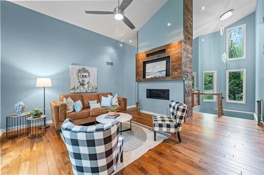 Building Photo - 1733 Camelot Dr