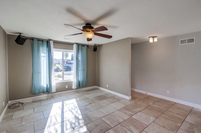 Building Photo - Single Level Poway Home on a Corner Lot