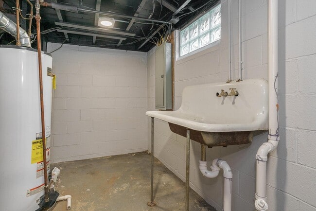 Building Photo - 2228 Holt Ave