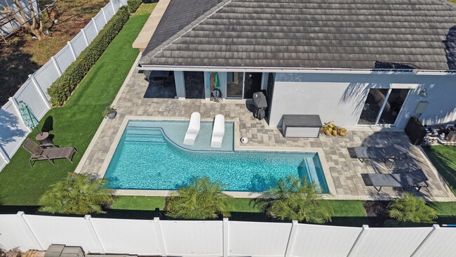 Building Photo - 875 SE 13th Ave