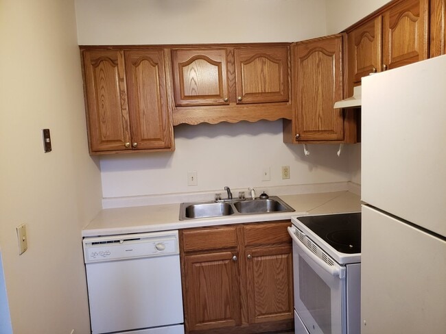 Building Photo - 1 Bedroom, 1 Bath Townhouse LeClaire, IA