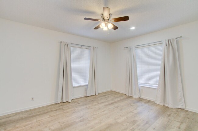 Building Photo - 2260 NE 67th St