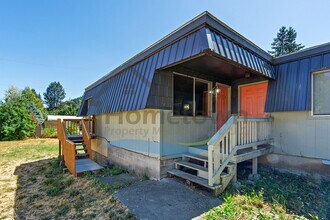 Building Photo - Large 4 Bedroom 2 Bathroom Home with Off S...
