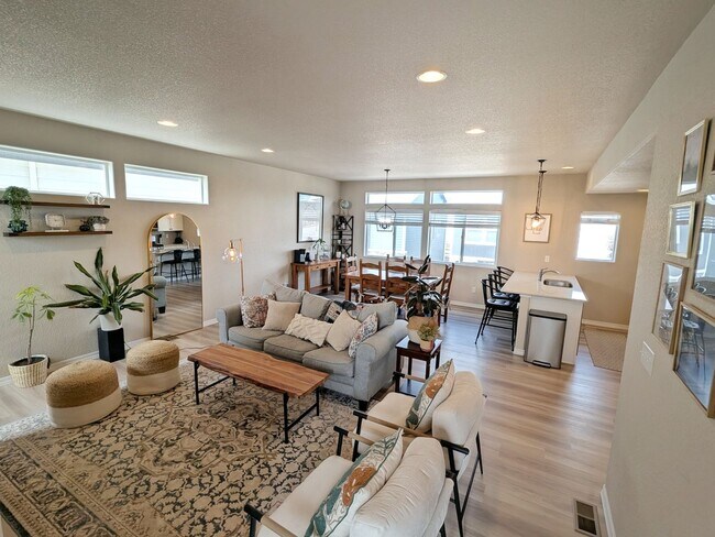 Building Photo - 7443 Gorgeted Quail Grv