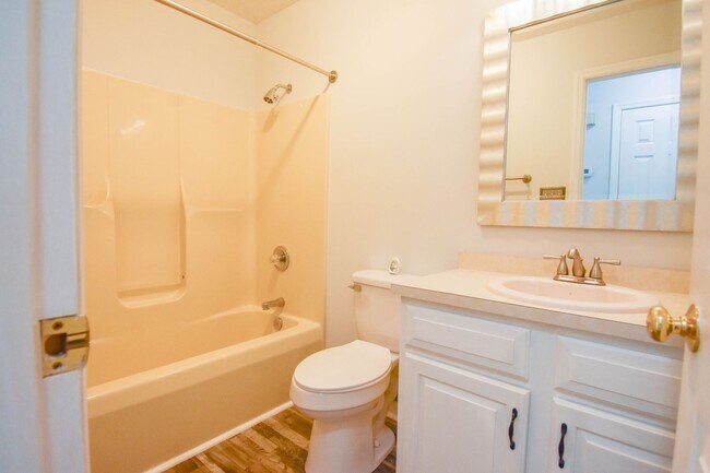 Building Photo - 3 Bedroom 2.5 Bathroom with a Bonus: Small...