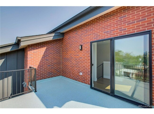 Building Photo - Unbelievable 2 Bed + Den Townhome - The Ul...