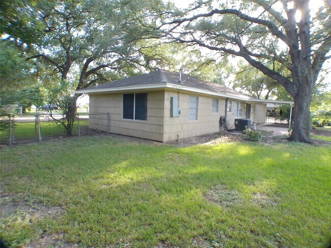 Building Photo - 601 Fresa Rd