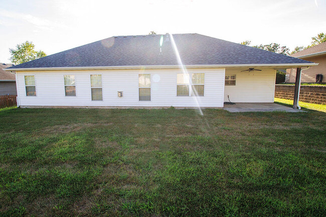 Building Photo - 6900 Madison Creek Dr