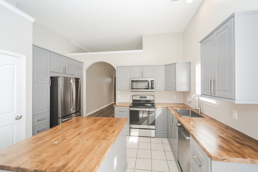 Building Photo - 6859 Seaside Dr