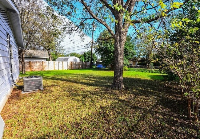 Building Photo - 7605 Carriage Dr