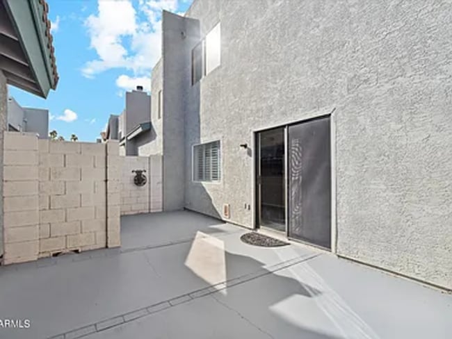Building Photo - READY TO TOUR NOW! Charming 3-Bedroom 3-Bathroom Corner Townhouse in Peoria!