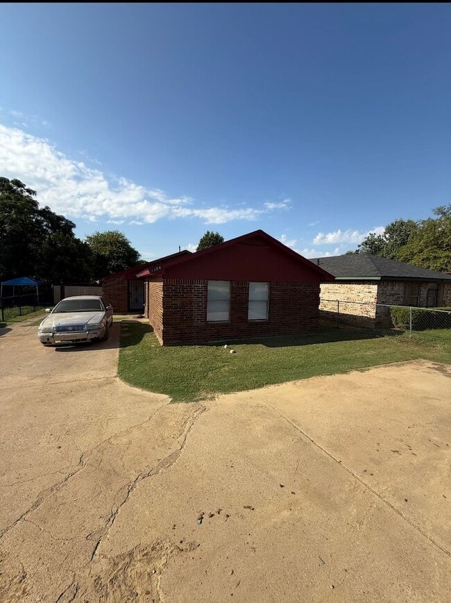 Building Photo - Newly Updated 2 Bed / 1 Bath Duplex