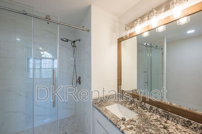 Building Photo - 215 Morris Ln